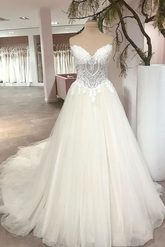 A-Linie, herzförmiges, rückenfreies, bodenlanges Brautkleid aus Spitze mit Tüllapplikationen