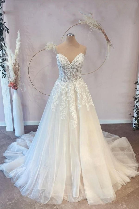 Langes A-Linien-Brautkleid aus Tüll mit Herzausschnitt und Spitzenapplikationen