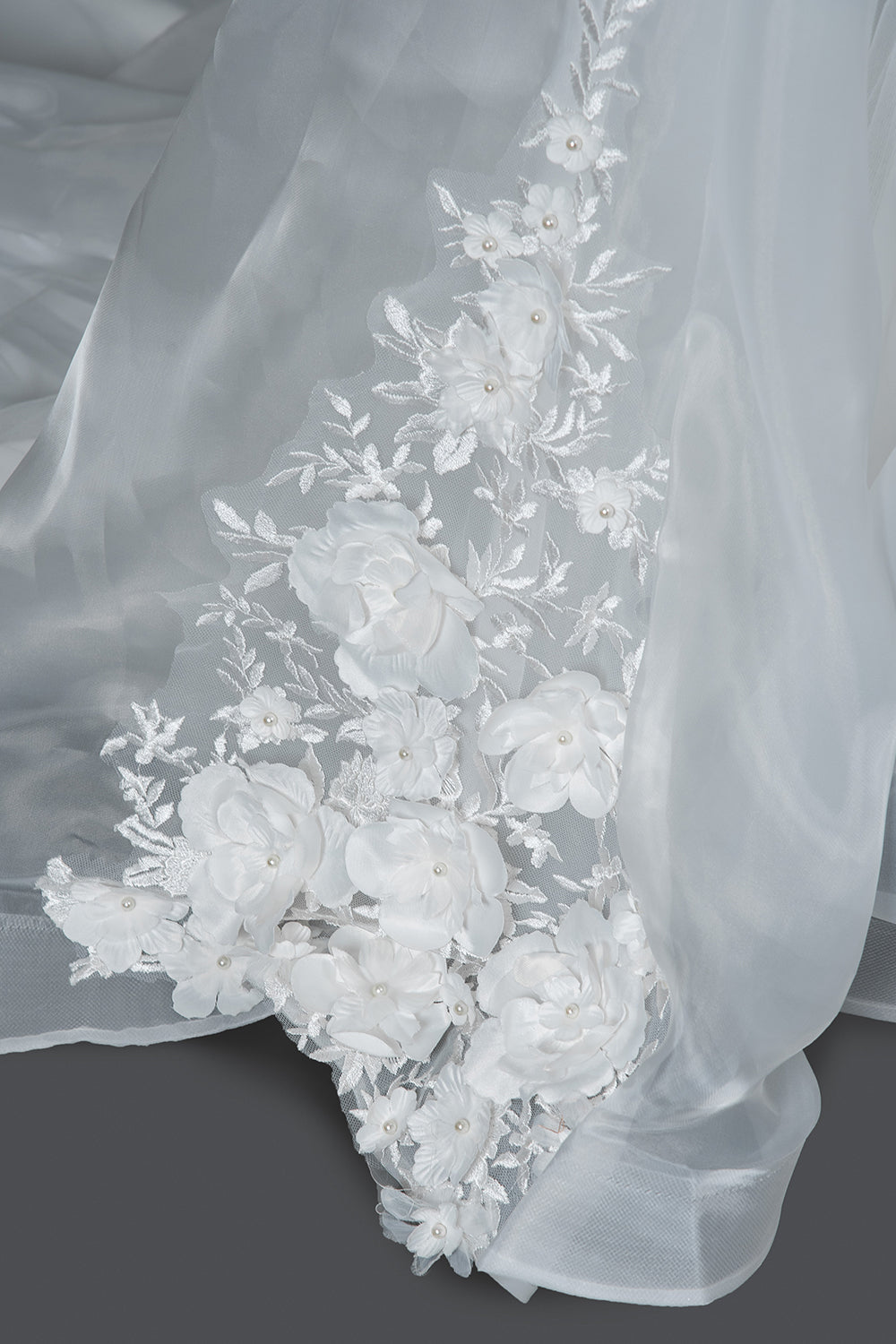 Ballkleid-Hochzeitskleid mit Flügelärmeln, Juwelen und Blumenapplikationen