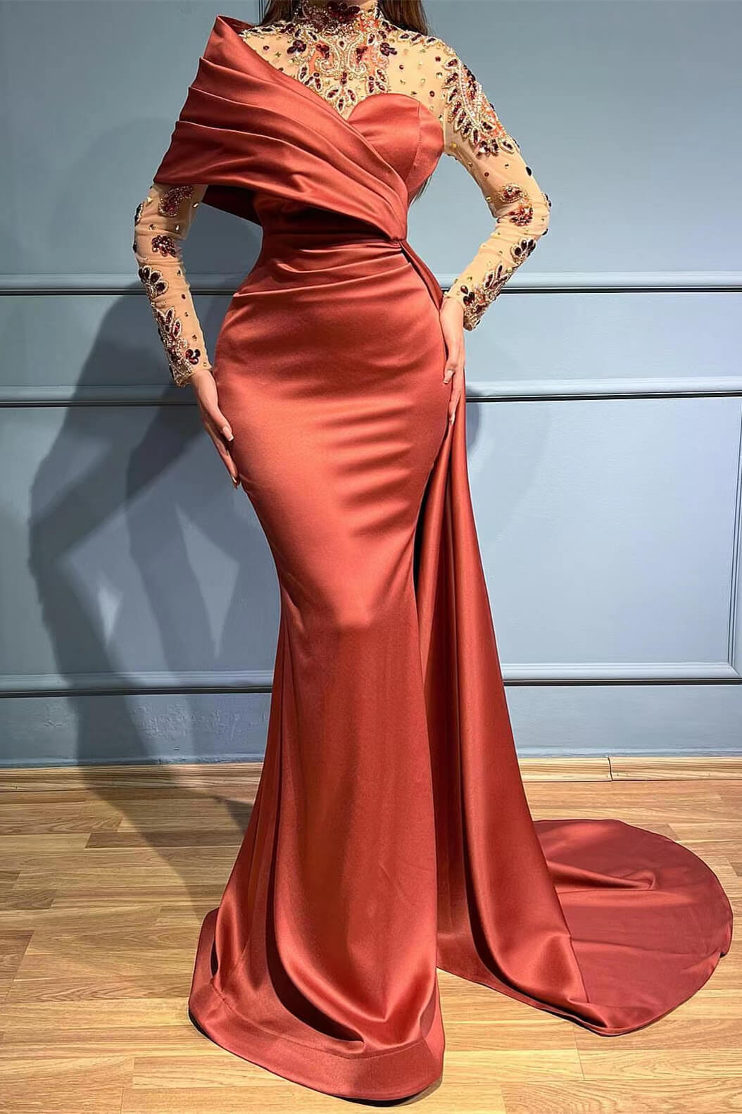 Wunderschönes, langärmliges, kristallklares Meerjungfrau-Abschlussballkleid mit Stehkragen und Rüschen