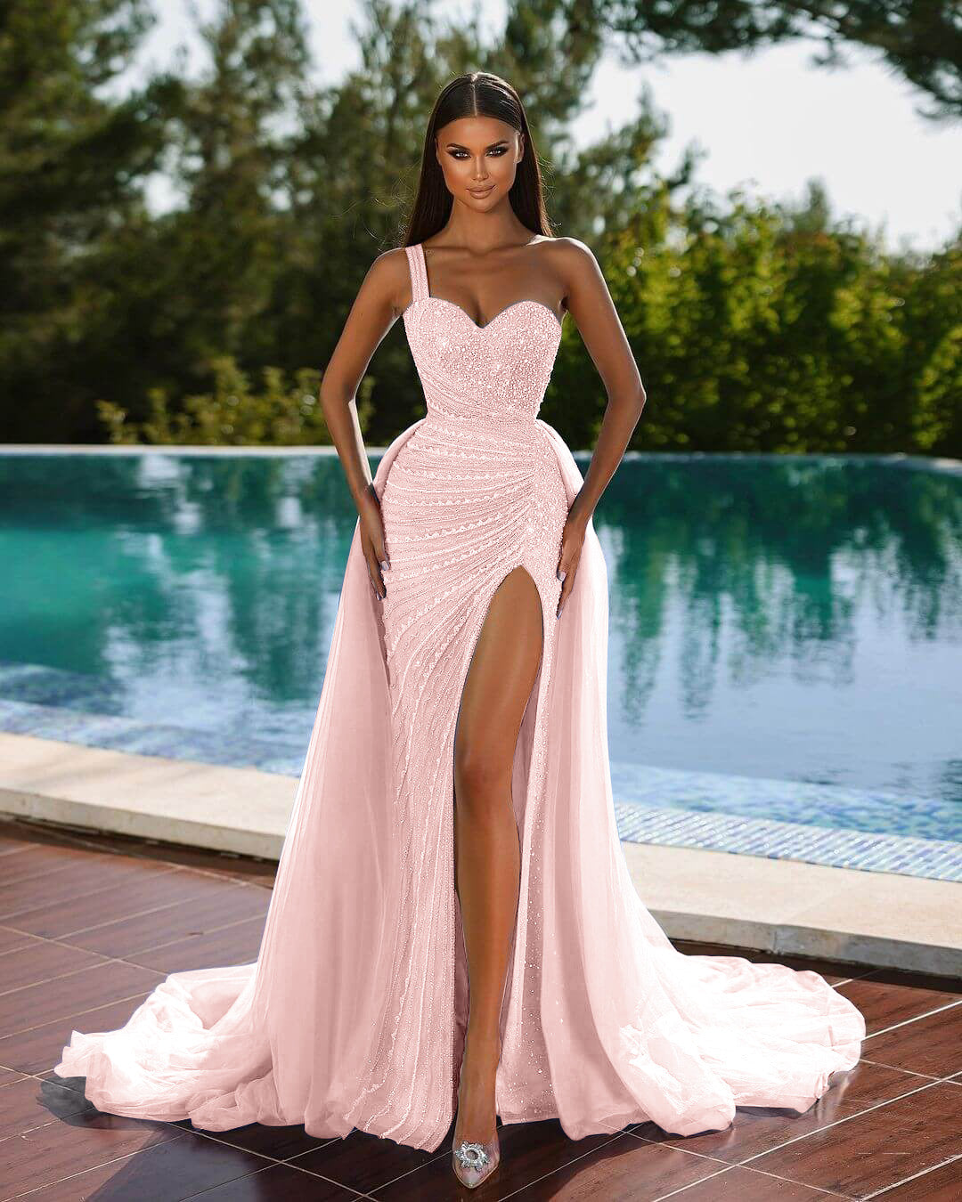 Wunderschönes, schulterfreies, ärmelloses Meerjungfrau-Abendkleid mit Pailletten und Tüll-Überrock