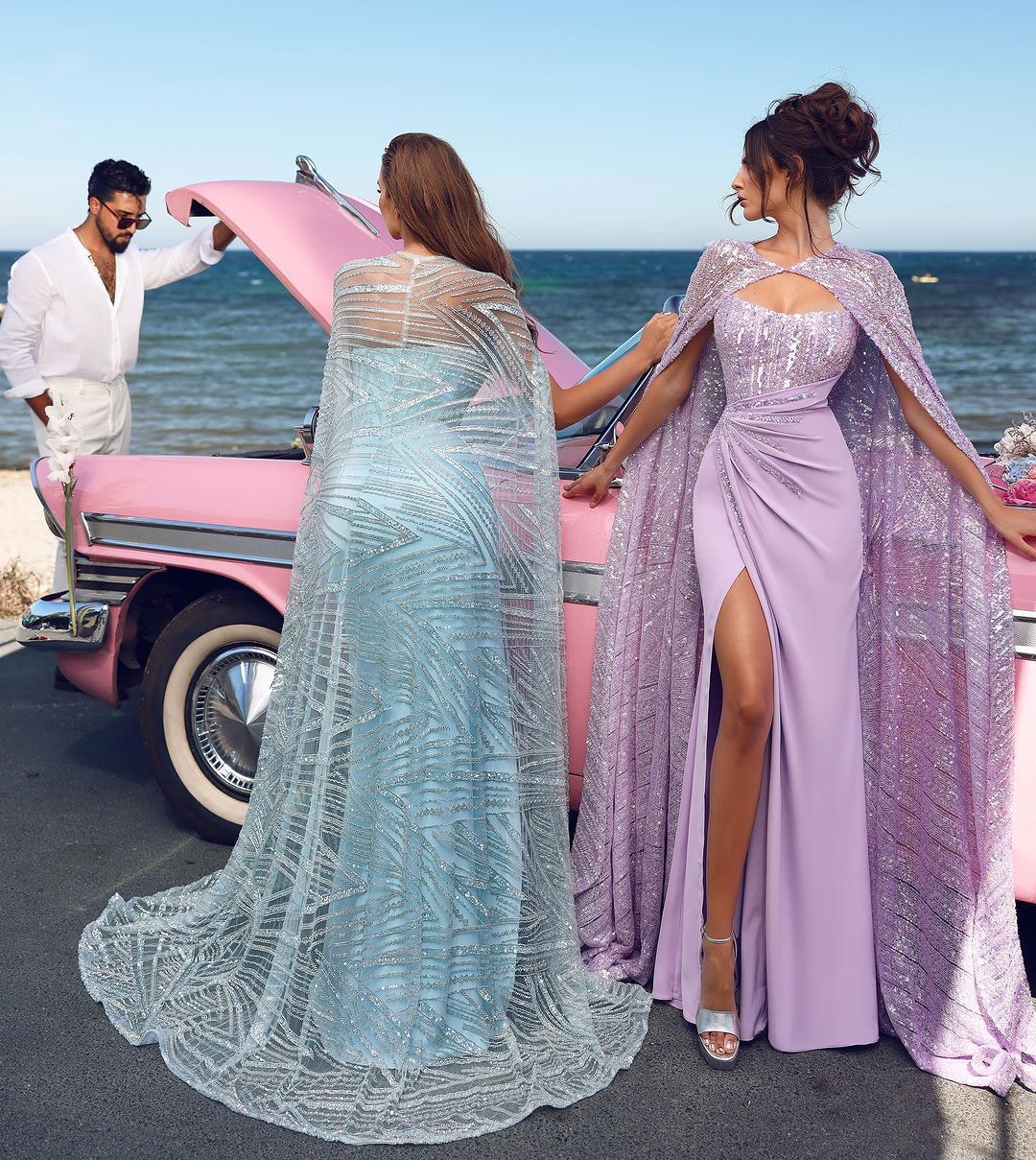 Babyblaues Ballkleid mit langen Pailletten, trägerlos und hohem Schlitz