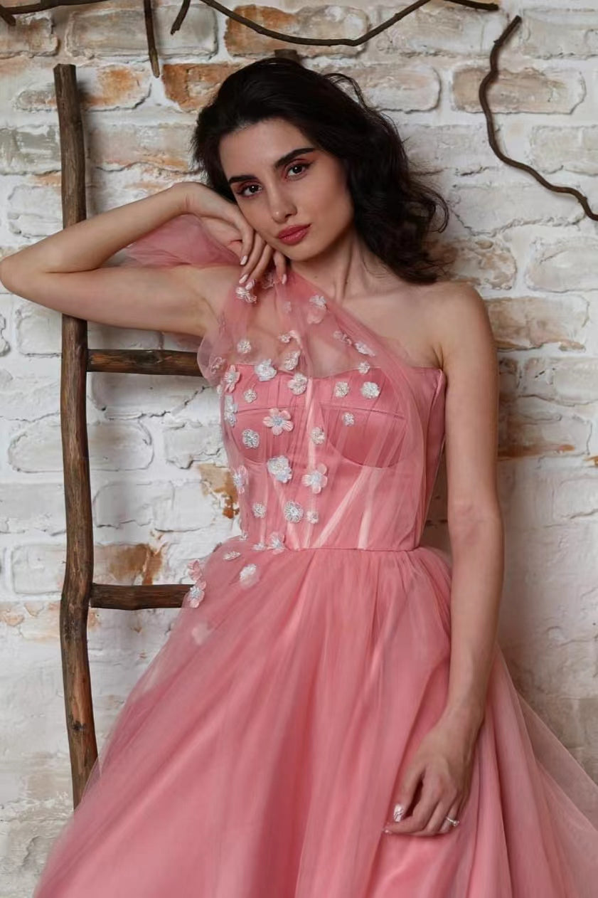 Wunderschönes, einschultriges, ärmelloses Tüll-Abschlussballkleid mit Applikationen