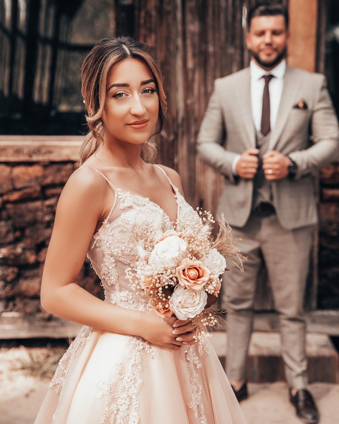 Langes Brautkleid in A-Linie mit Spaghettiträgern, Tüll und Spitze