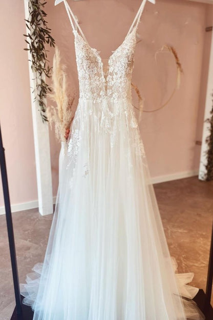Wunderschönes, langes, rückenfreies Brautkleid in A-Linie aus Tüll mit Spitzenapplikationen