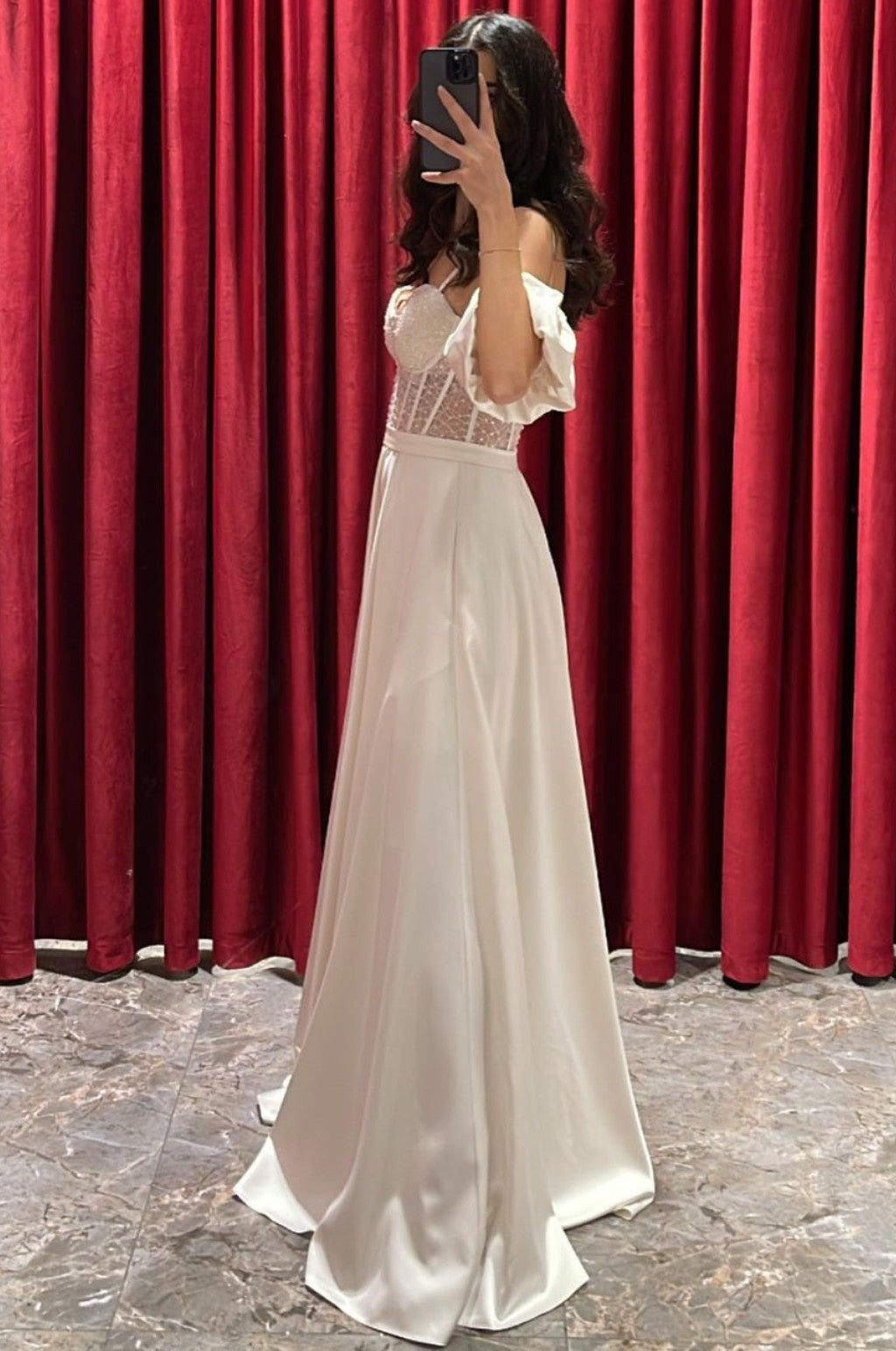 Klassisches Abendkleid, weiße Spaghettiträger, Blasenärmel, langes Juwel