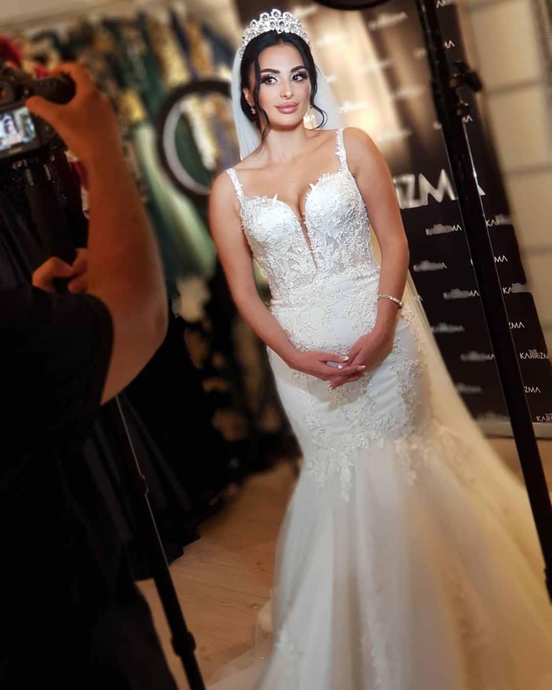 Langes Meerjungfrau-Brautkleid aus Tüll mit Spaghettiträgern und Spitzenapplikationen