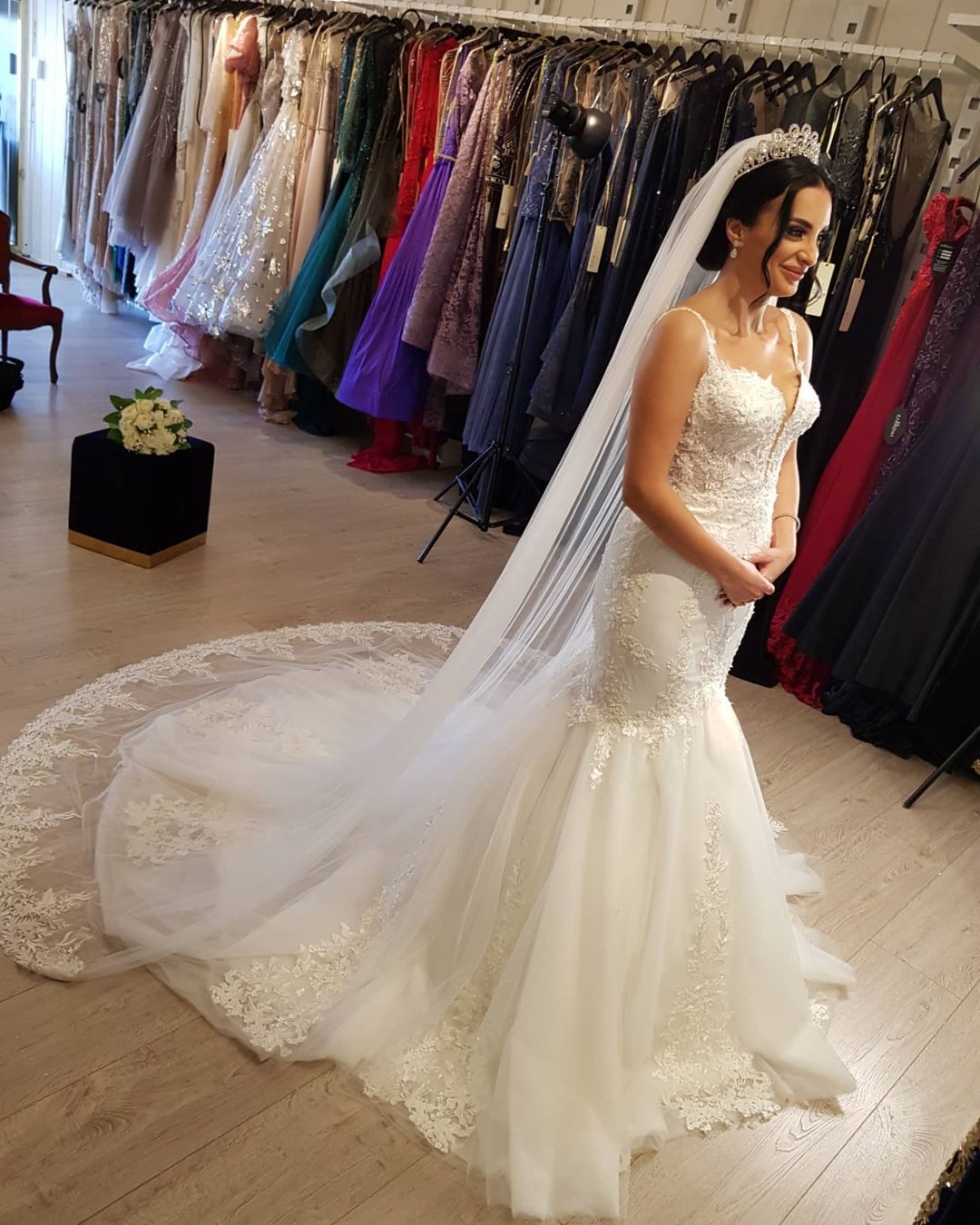 Langes Meerjungfrau-Brautkleid aus Tüll mit Spaghettiträgern und Spitzenapplikationen