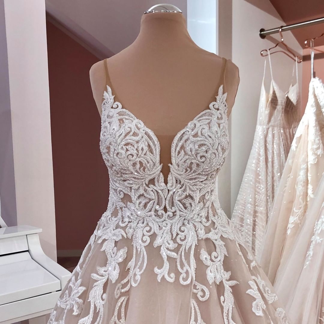 Vintage-Brautkleid in A-Linie mit V-Ausschnitt und Spaghettiträgern und Spitzenapplikationen