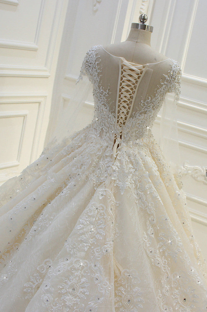 Langärmliges, perlenbesetztes Ballkleid-Brautkleid von Bateau mit Spitzenapplikationen