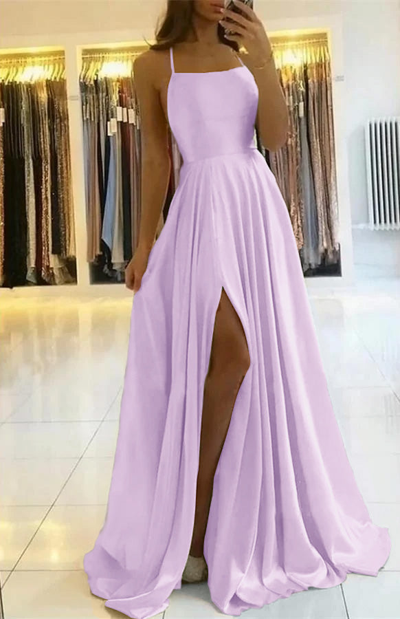 Salbeigrünes, langes, plissiertes Ballkleid mit Spaghettiträgern und Schlitz