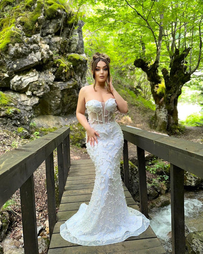 Einzigartiges ärmelloses weißes Meerjungfrau-Abschlussballkleid mit Perlen |Ovlias