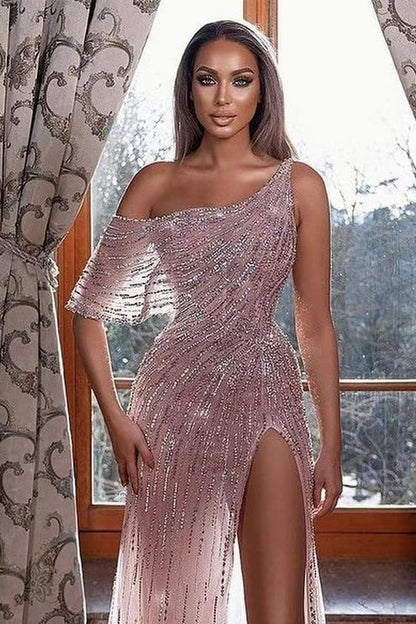 Elegantes, schulterfreies, langes Abendkleid mit Pailletten im Meerjungfrau-Stil und Schlitz