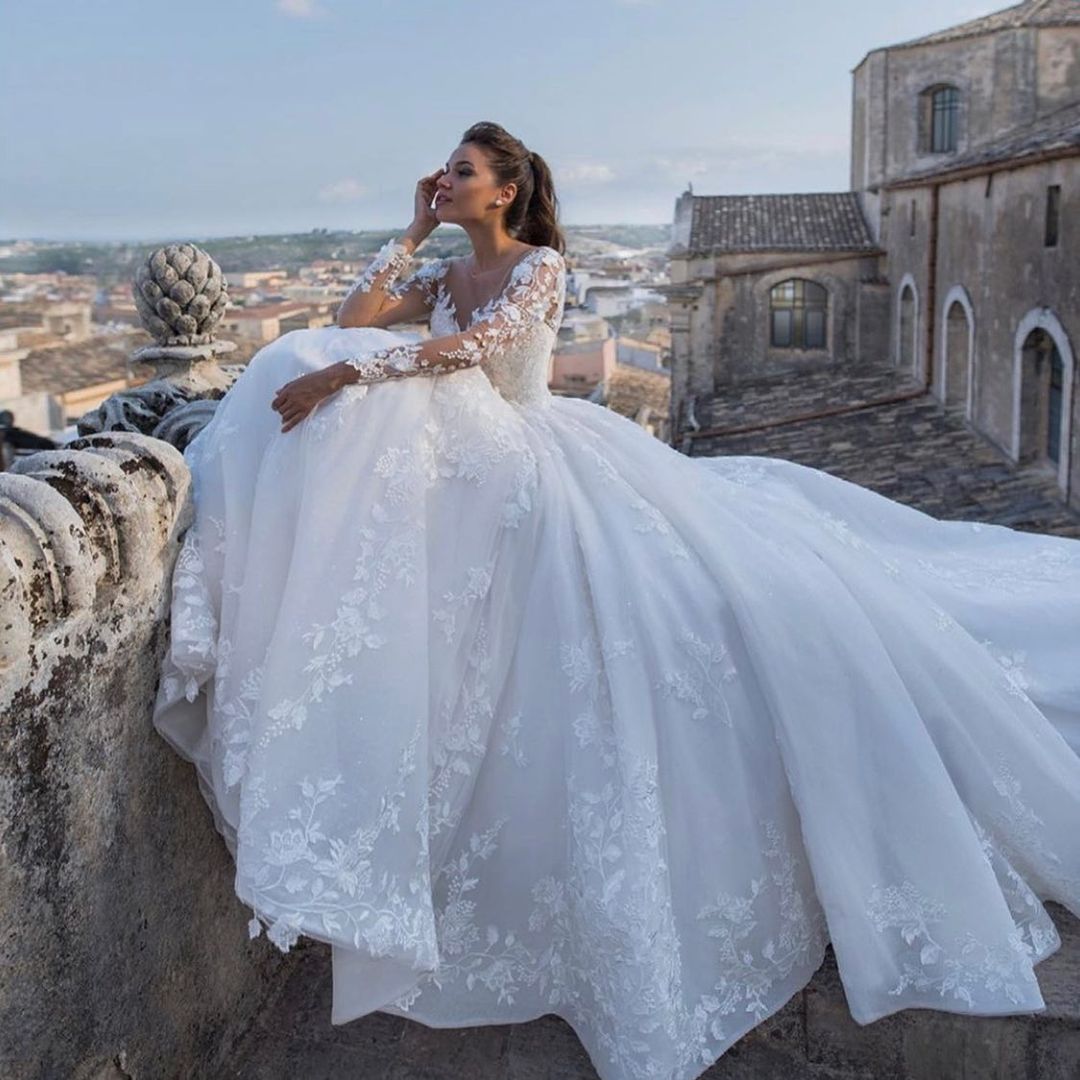 Schickes langes Prinzessin-Hochzeitskleid mit herzförmigen Ärmeln und Spitzenapplikationen