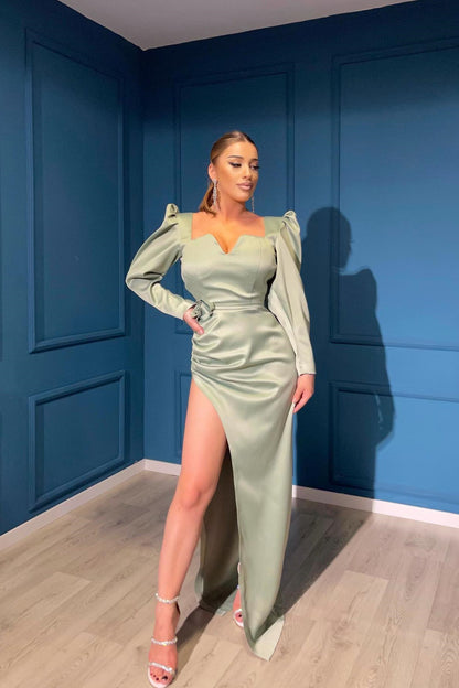 Dusty Sage – Elegantes Abendkleid mit langen Ärmeln und Schlitz vorne und V-Ausschnitt im Angebot