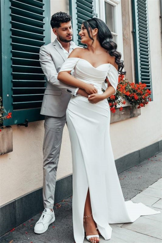 Schulterfreies Charmeuse-Brautkleid mit Schlitz