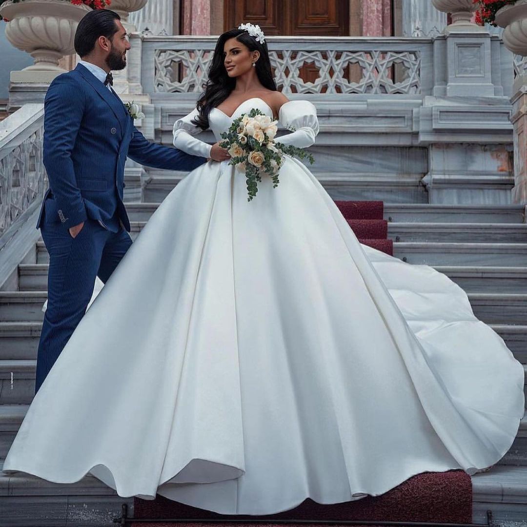 Ärmelloses, herzförmiges Brautkleid im Prinzessin-Stil aus Satin mit Ärmeln