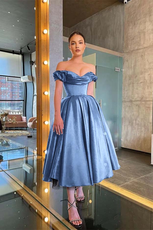 Schulterfreies Ballkleid, kurzes schwarzes Faltenkleid