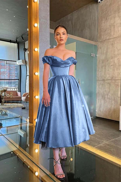 Schulterfreies Ballkleid, kurzes schwarzes Faltenkleid