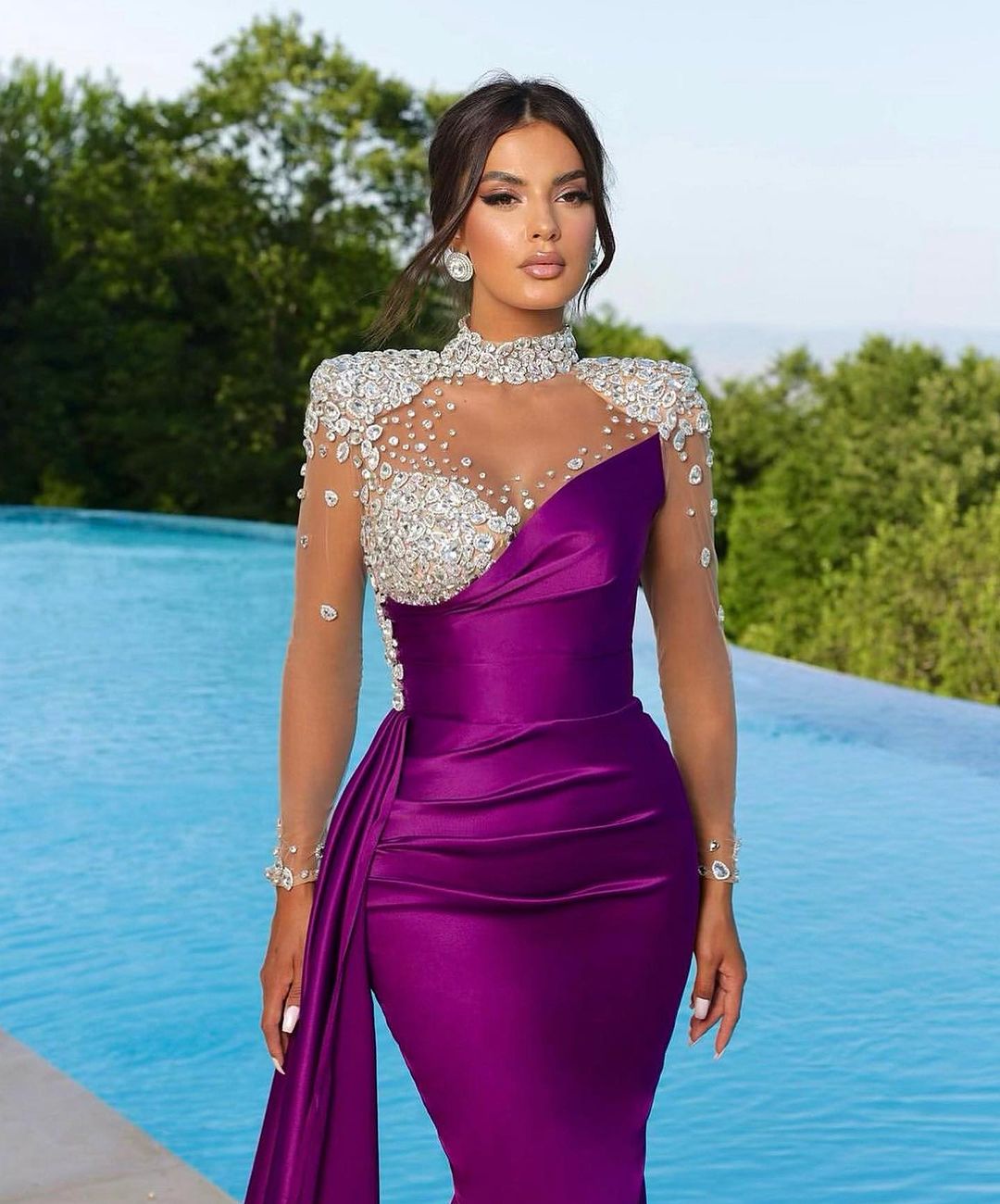 Lila Abendkleid im Meerjungfrau-Stil, lang, aus Satin mit Schleppe, langen Ärmeln