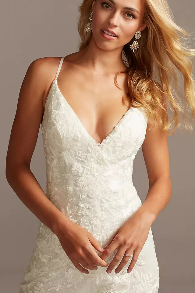 Overall mit Blumen-Overlay, ausgestelltem Bein und bedruckter Spitze in Weiß
