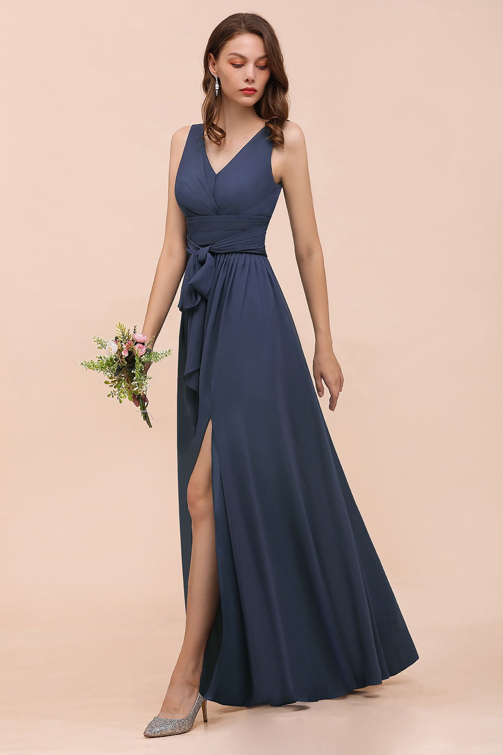 Babyonlinedress.de beitet Große Auswah von Grau Brautjungfernkleider Lang Günstig. Chiffon Kleider Hochzeitsparty für Sie zur Hochzeit gehen.