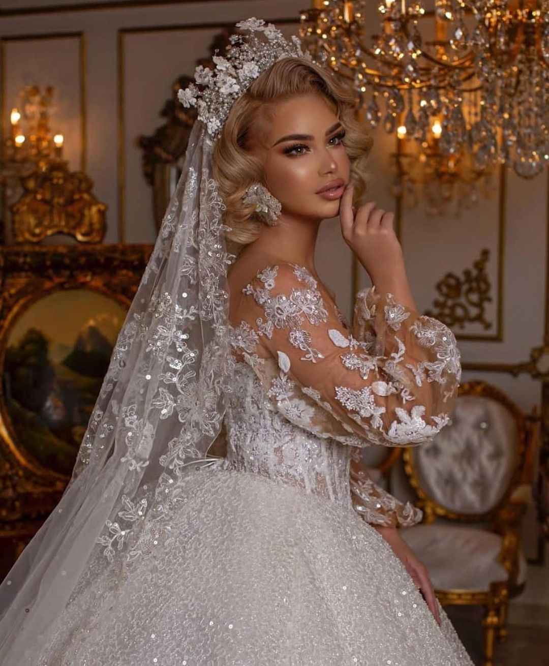 Luxuriöses, langes Ballkleid-Hochzeitskleid mit Puffärmeln und Applikationen