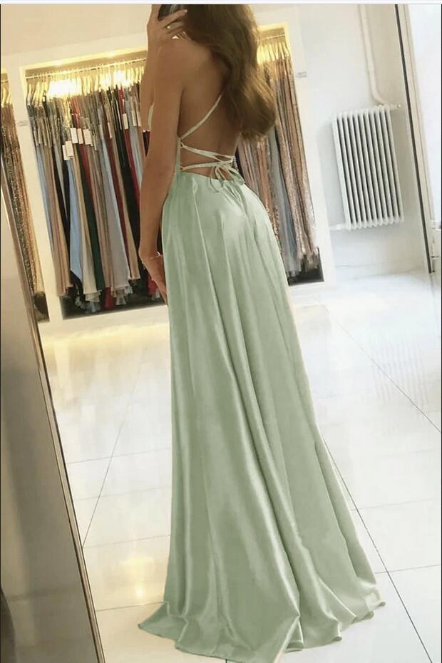 Salbeigrünes, langes, plissiertes Ballkleid mit Spaghettiträgern und Schlitz