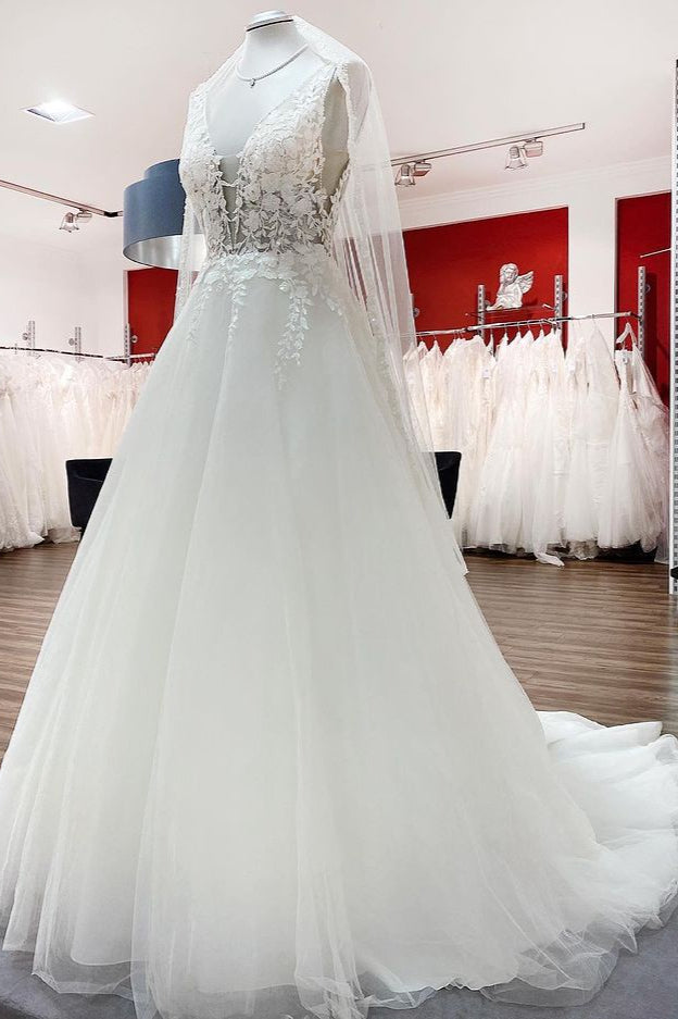 Elegantes, langes Brautkleid in A-Linie mit offenem Rücken und Tüllspitze mit V-Ausschnitt