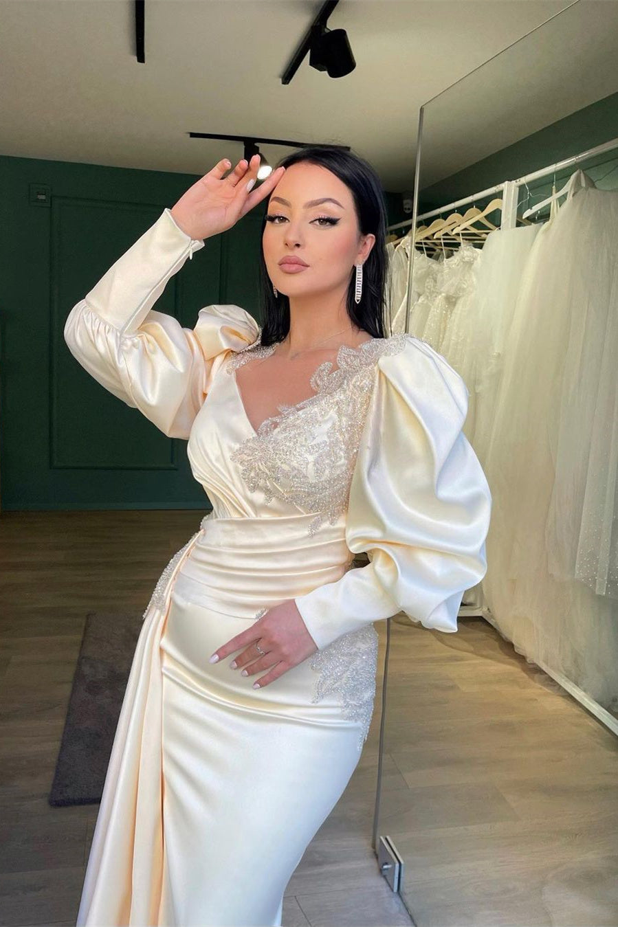 Elegantes weißes Abendkleid mit langen Ärmeln und Perlenschlitz