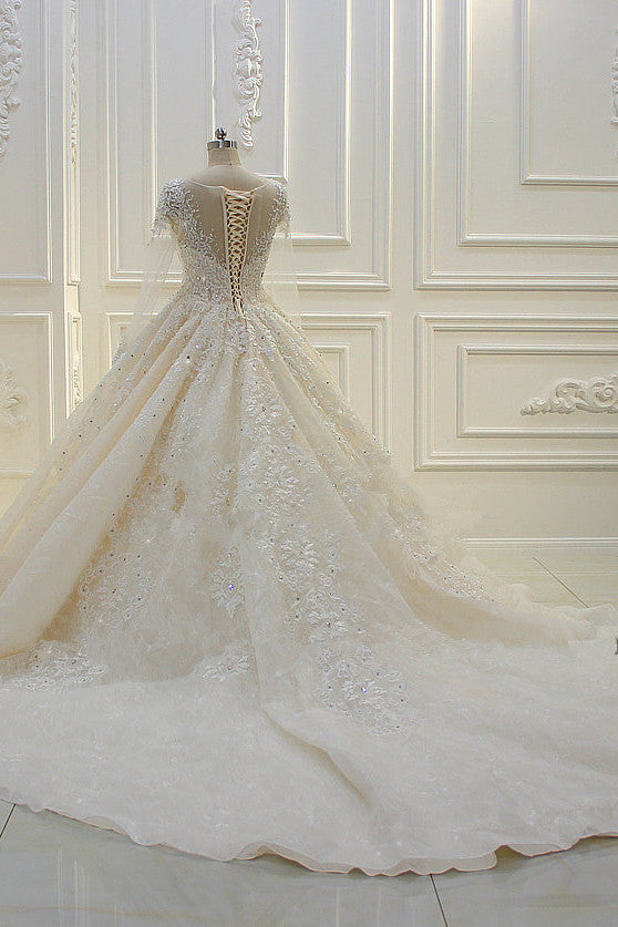 Langärmliges, perlenbesetztes Ballkleid-Brautkleid von Bateau mit Spitzenapplikationen