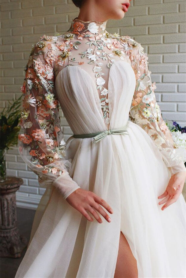 Weißes Abendkleid im Meerjungfrau-Stil mit hohem Kragen und langen Ärmeln und geschlitzten Blumen