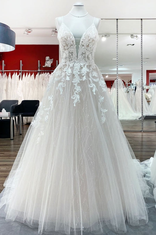 Langes Brautkleid im Prinzessin-Stil mit Spaghettiträgern, Tüll und V-Ausschnitt und Spitzenapplikationen