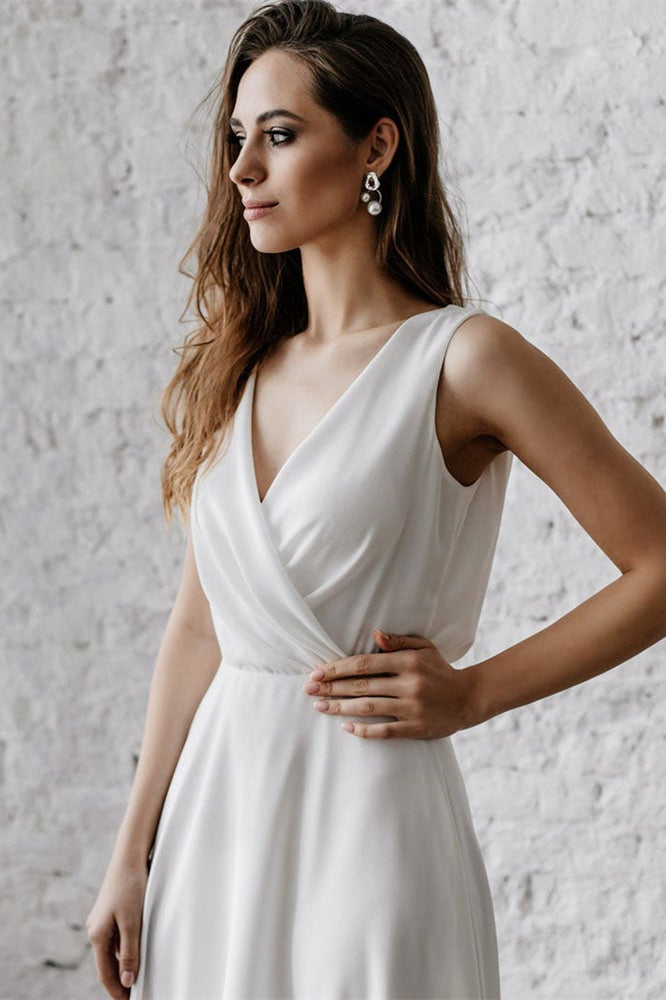 Ärmelloses langes Brautkleid mit V-Ausschnitt