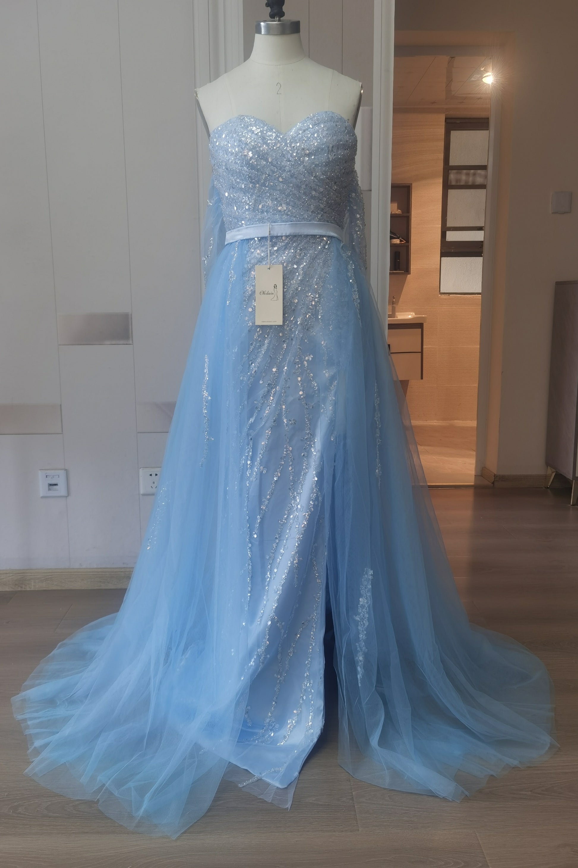 Schulterfreies, himmelblaues Ballkleid mit Pailletten und Schlitz