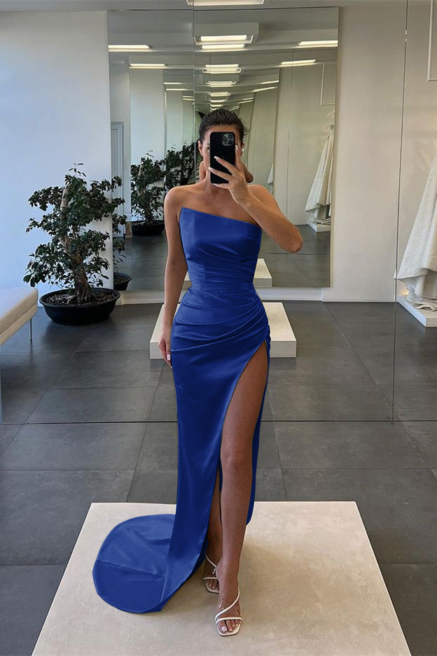 Ärmelloses, trägerloses, langes Abendkleid im Meerjungfrau-Stil mit Schlitz