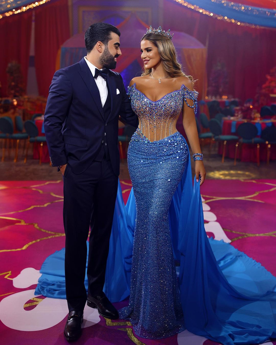 Blaues schweres Ballkleid mit Pailletten, schulterfrei, Perlen, V-Ausschnitt