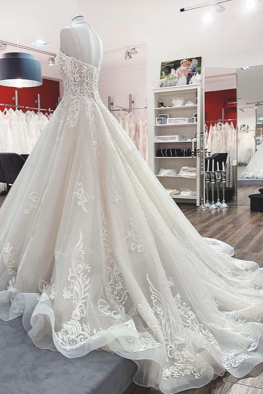 Brautkleid aus Tüll mit V-Ausschnitt, Spaghettiträgern, Spitzenapplikationen und Rüschen