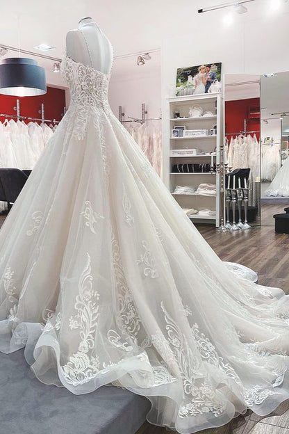 Brautkleid aus Tüll mit V-Ausschnitt, Spaghettiträgern, Spitzenapplikationen und Rüschen