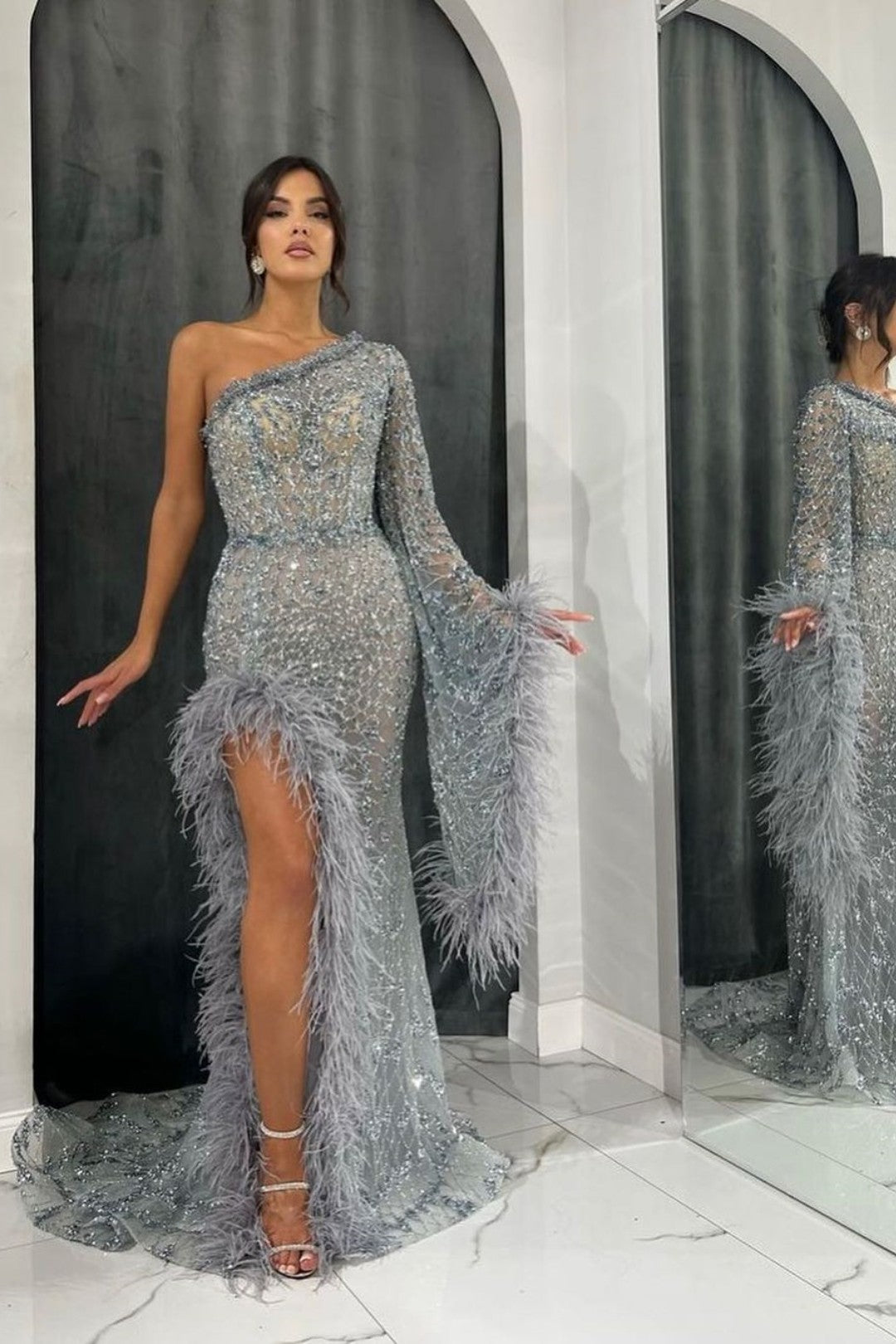 Schweres Ballkleid mit Federn, One-Shoulder-Ärmel und Perlen