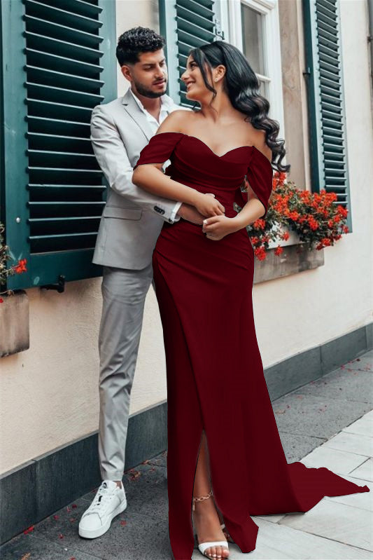 Schulterfreies Charmeuse-Brautkleid mit Schlitz