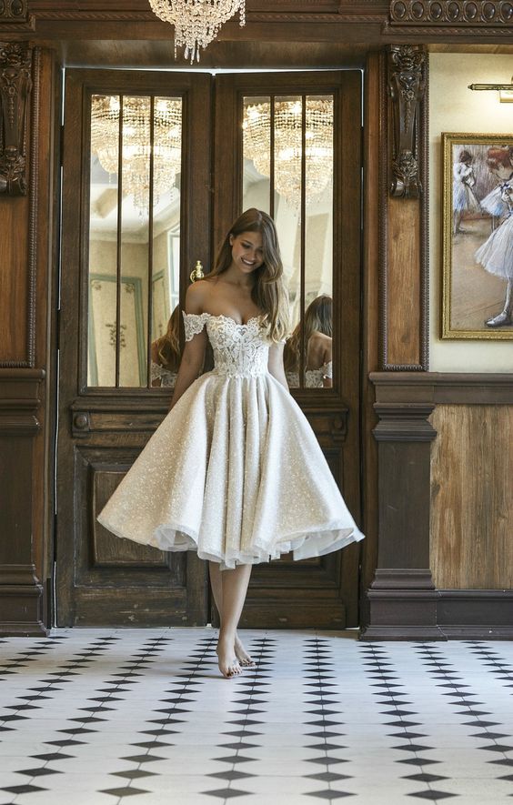 Kurzes, schulterfreies Brautkleid in A-Linie mit Spitzenapplikationen