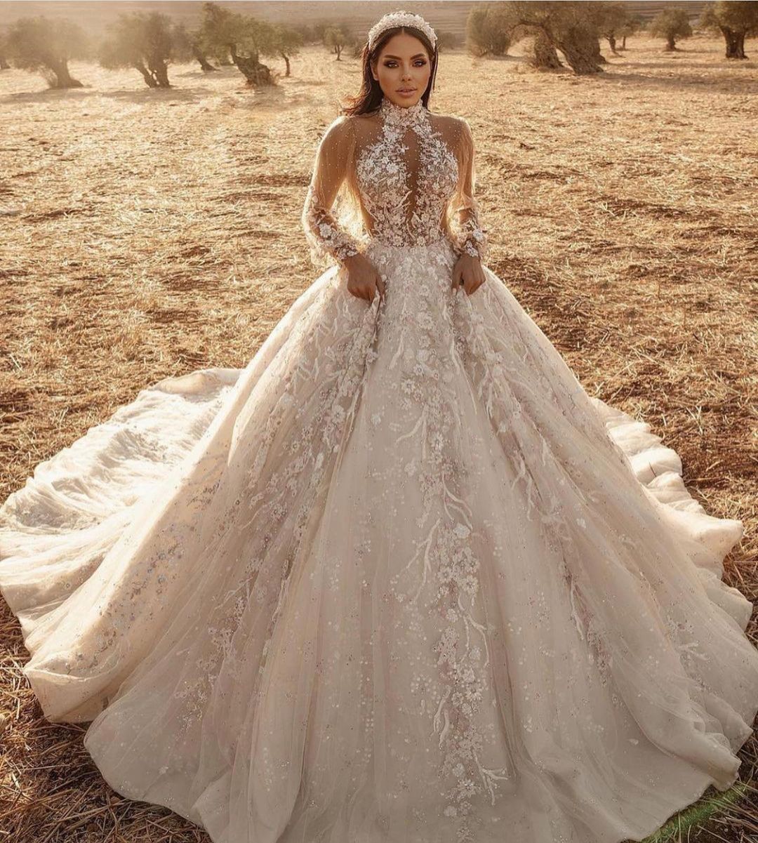 Hochgeschlossenes, langärmliges Brautkleid in A-Linie mit Applikationen aus Spitze und Tüll